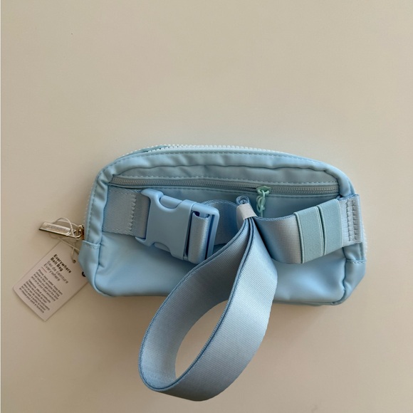 Lululemon Everywhere belt bag - Picture 2 of 3